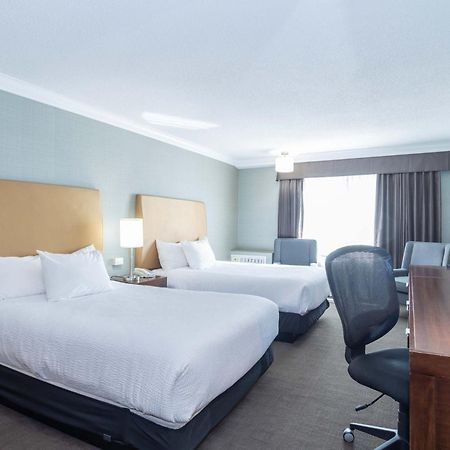 Sandman Hotel Вeрнoн Екстериор снимка