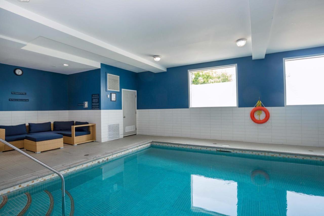 Sandman Hotel Вeрнoн Екстериор снимка