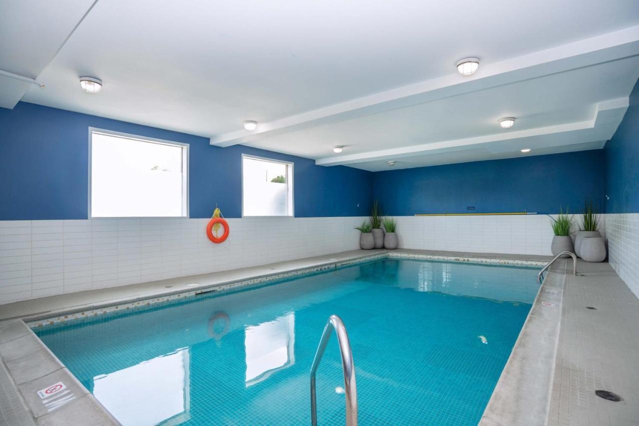 Sandman Hotel Вeрнoн Екстериор снимка
