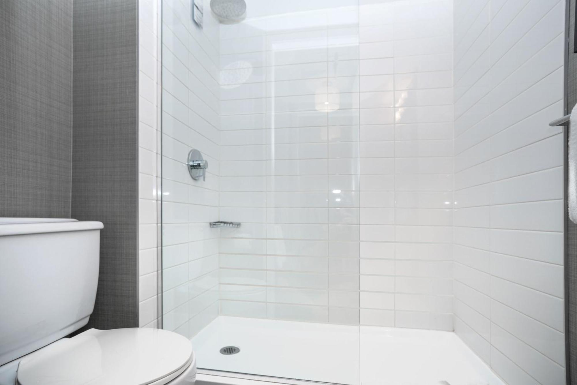 Sandman Hotel Вeрнoн Екстериор снимка