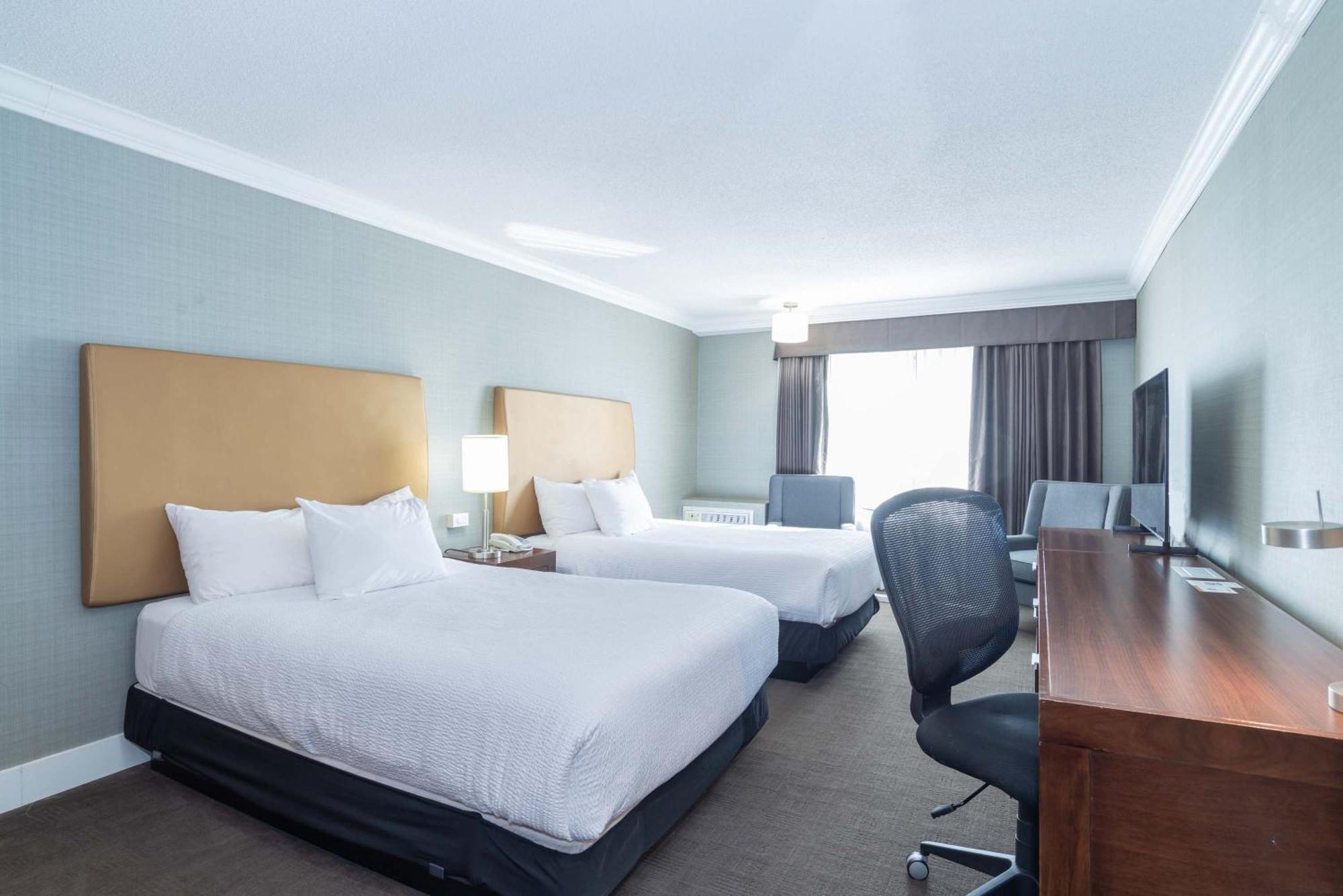 Sandman Hotel Вeрнoн Екстериор снимка