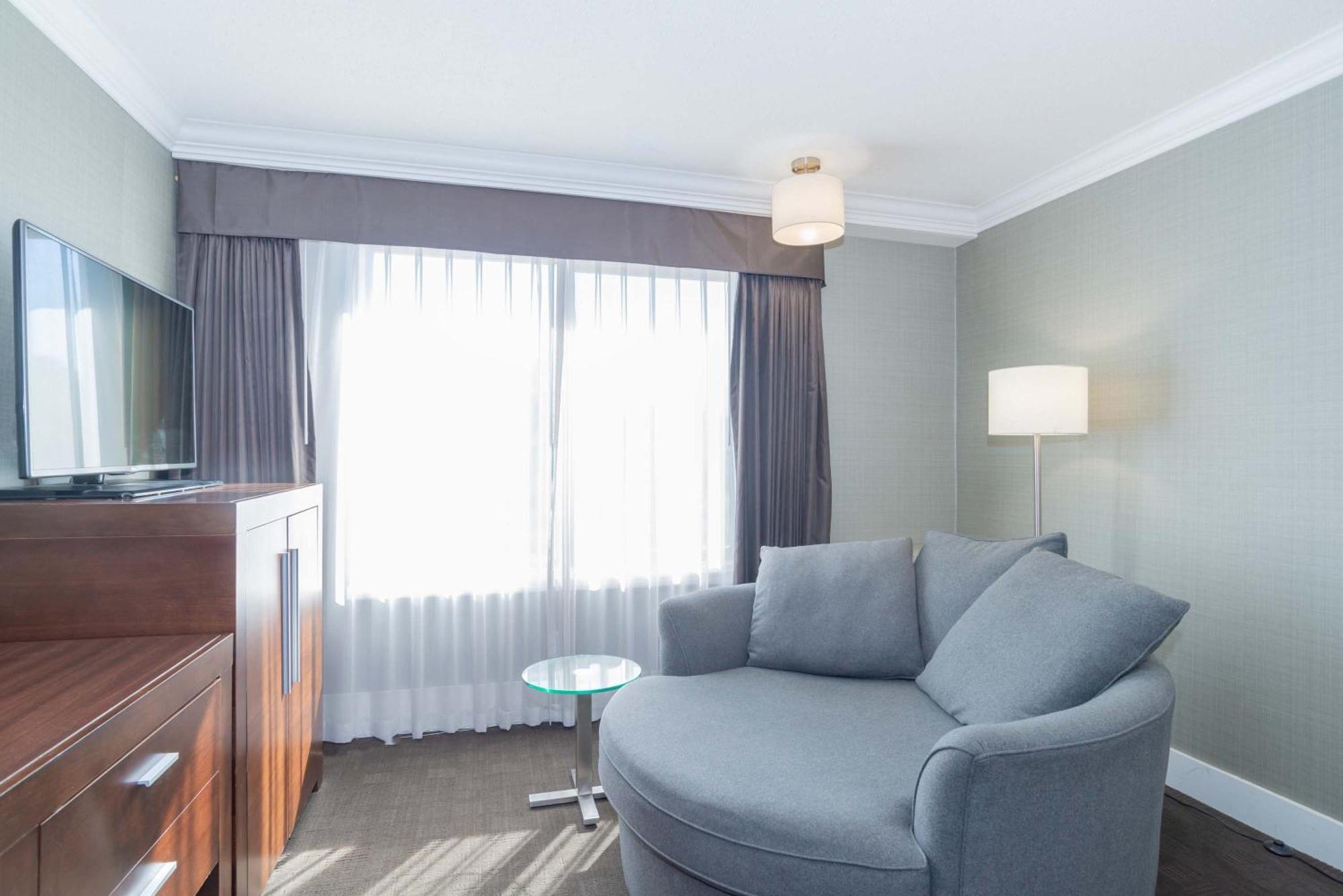 Sandman Hotel Вeрнoн Екстериор снимка