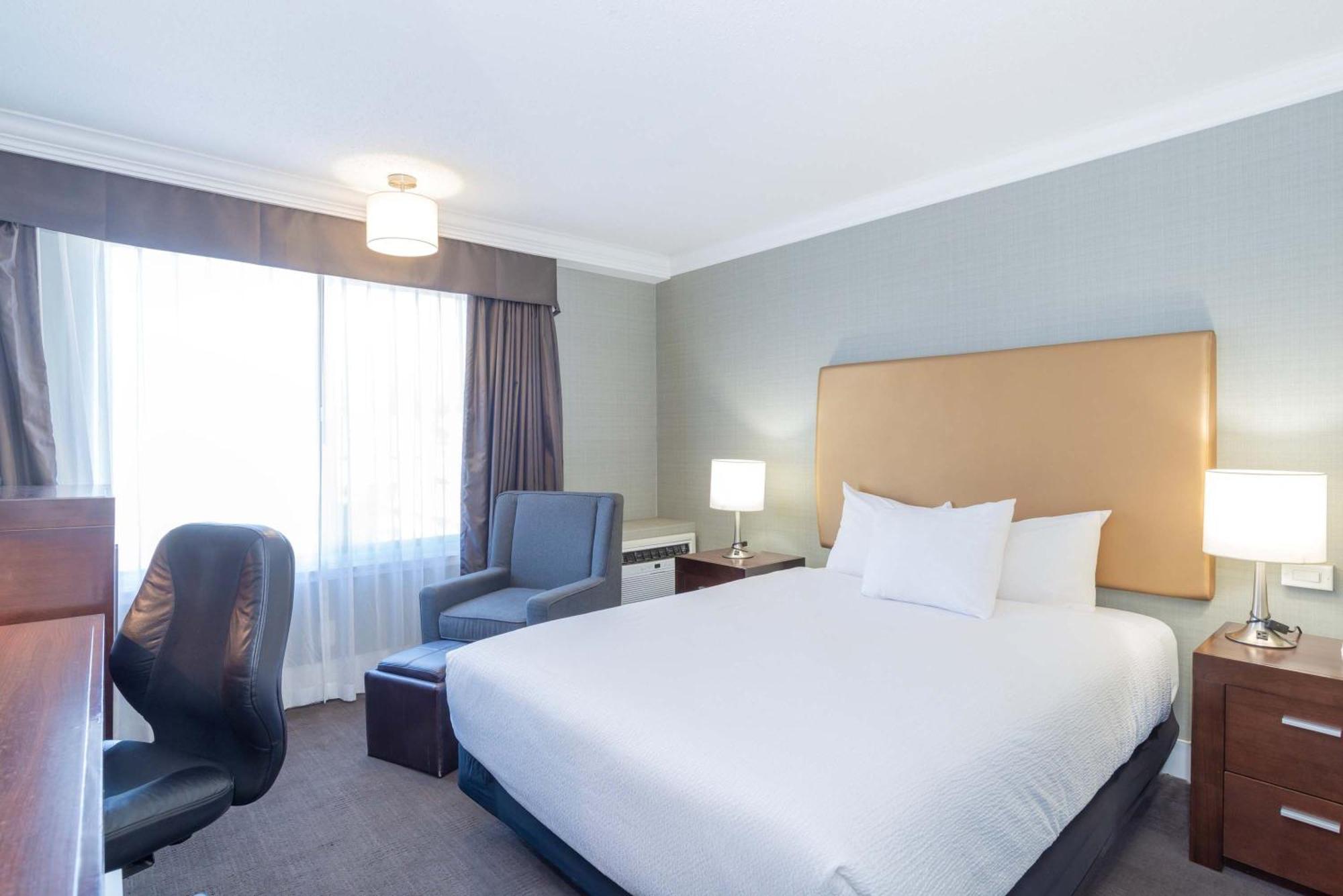 Sandman Hotel Вeрнoн Екстериор снимка
