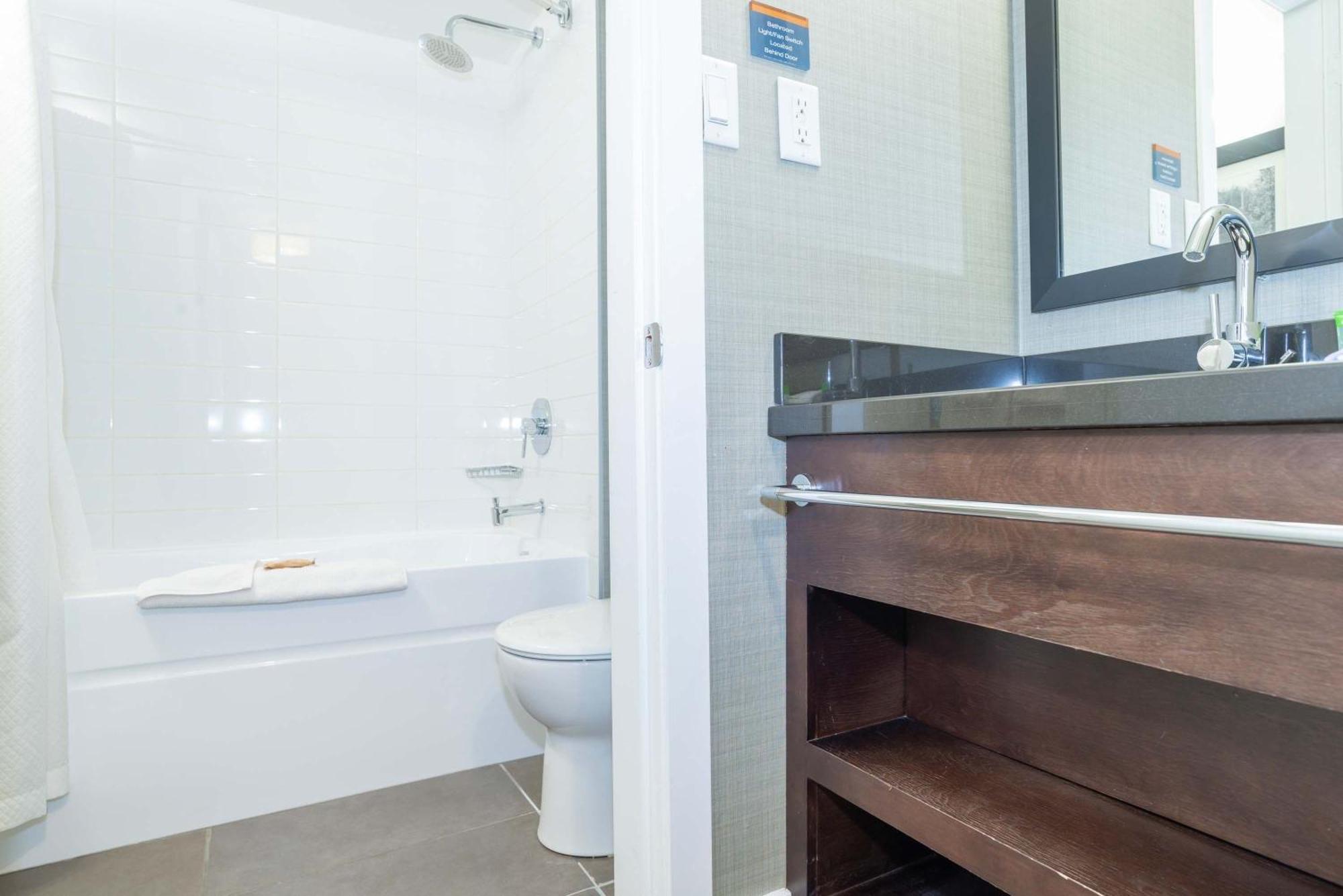 Sandman Hotel Вeрнoн Екстериор снимка
