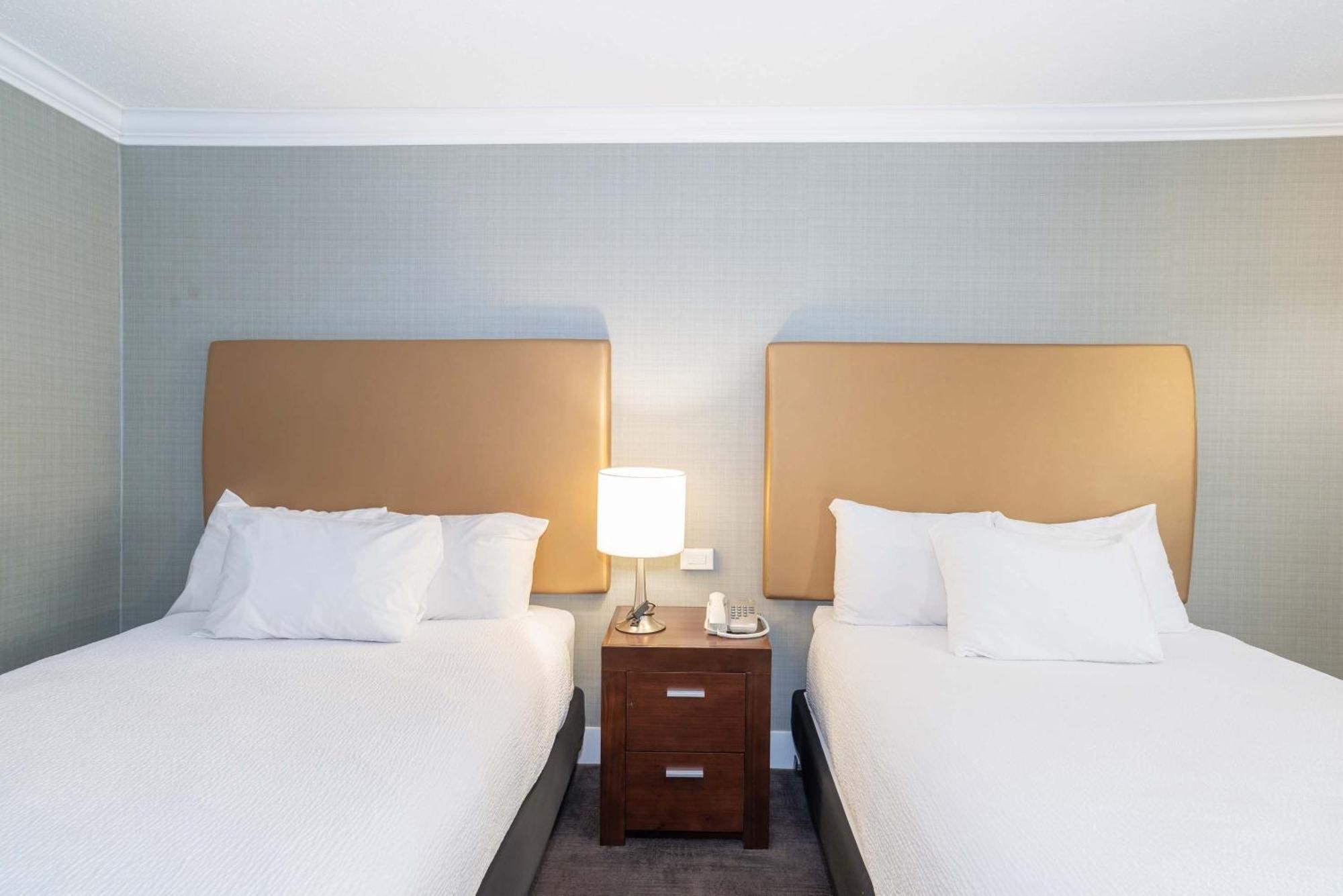 Sandman Hotel Вeрнoн Екстериор снимка
