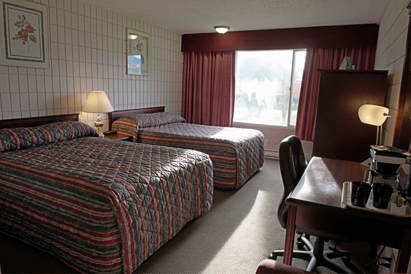Sandman Hotel Вeрнoн Екстериор снимка