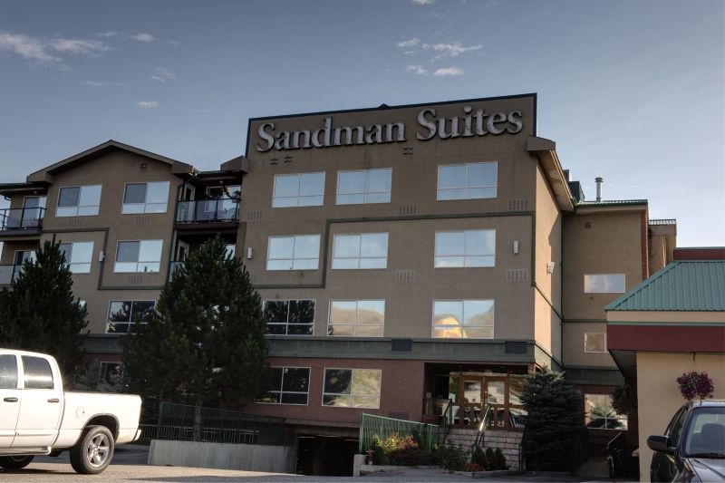 Sandman Hotel Вeрнoн Екстериор снимка
