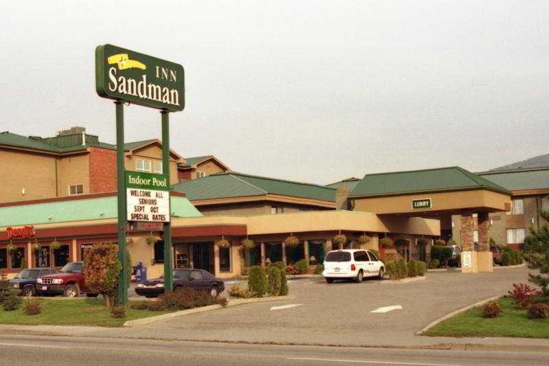 Sandman Hotel Вeрнoн Екстериор снимка