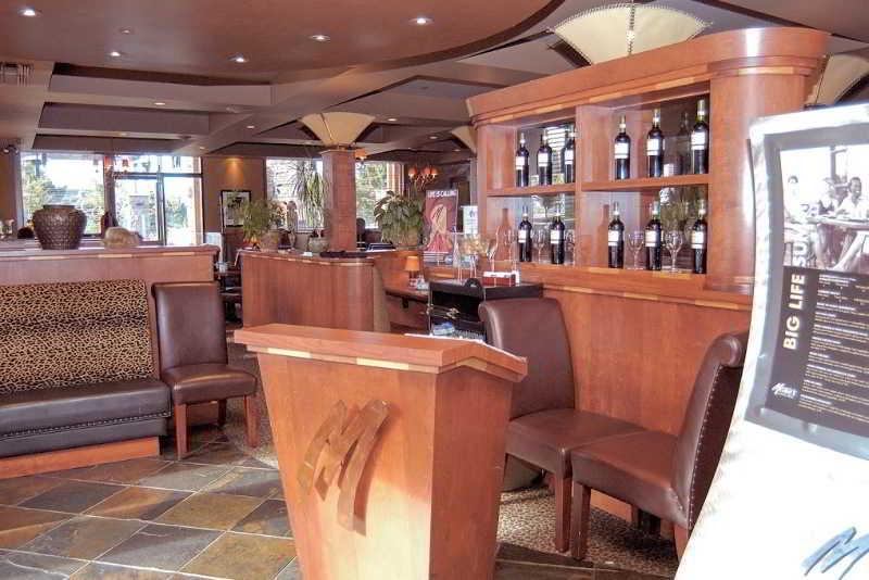 Sandman Hotel Вeрнoн Ресторант снимка