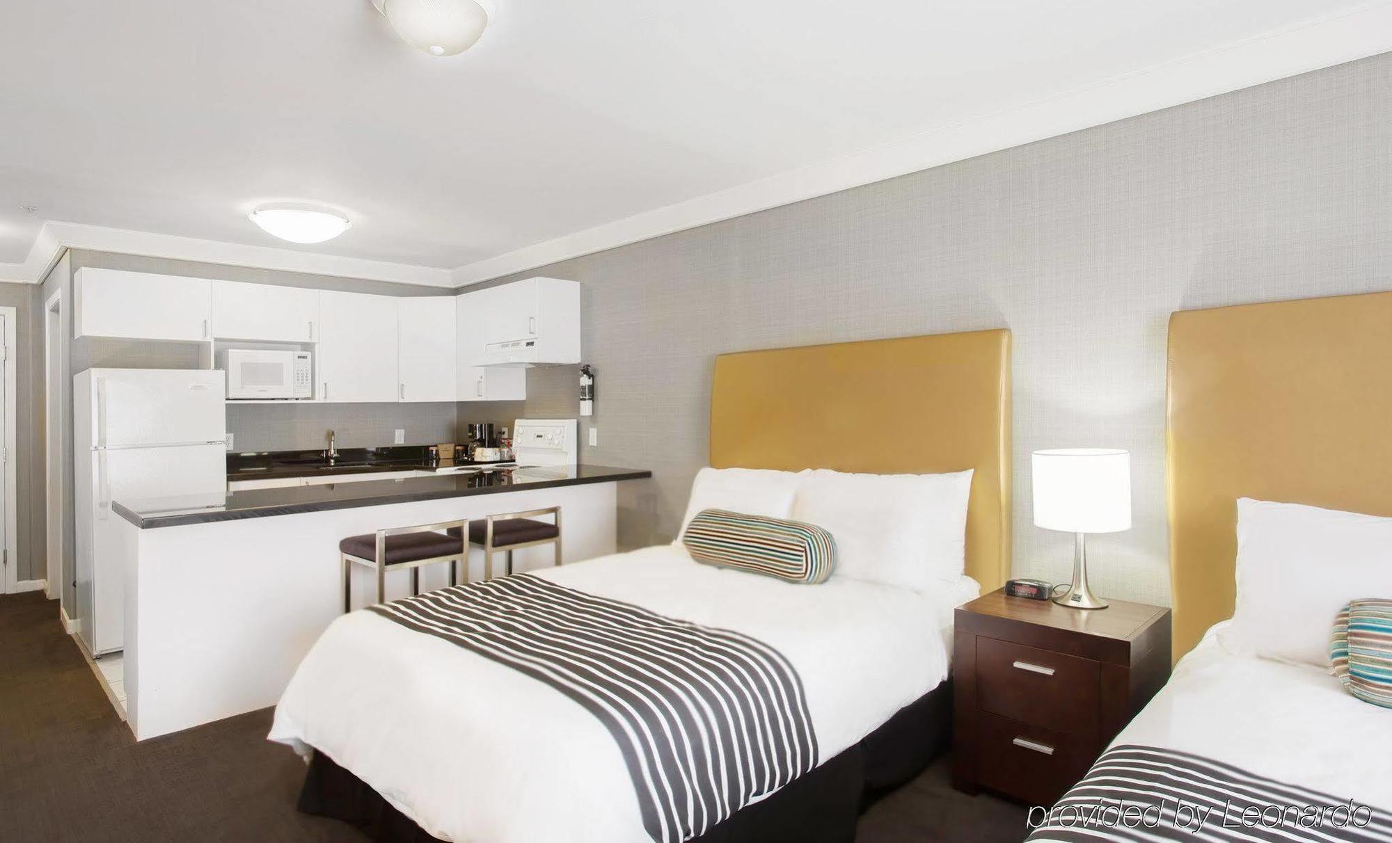 Sandman Hotel Вeрнoн Екстериор снимка