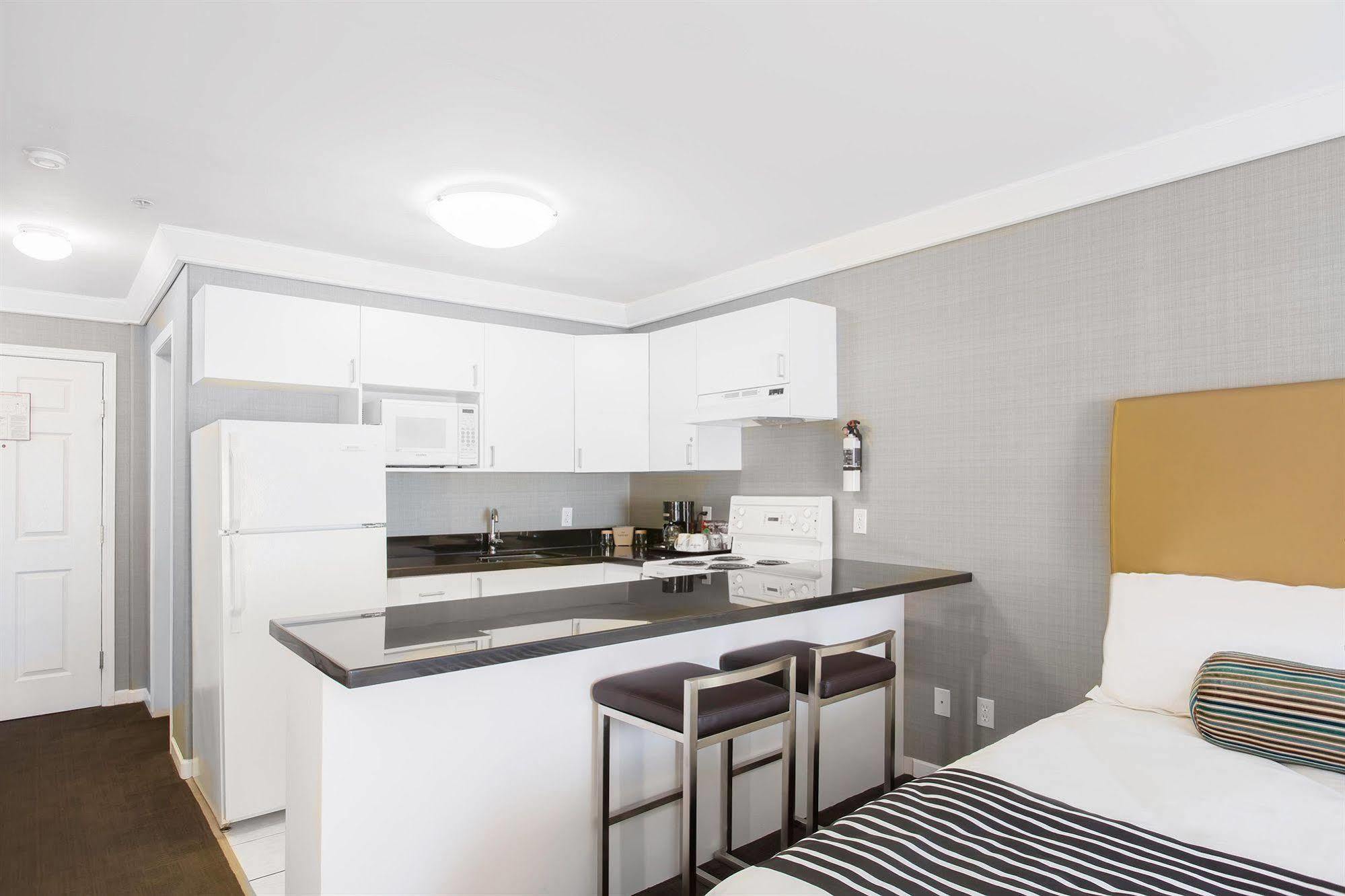 Sandman Hotel Вeрнoн Екстериор снимка