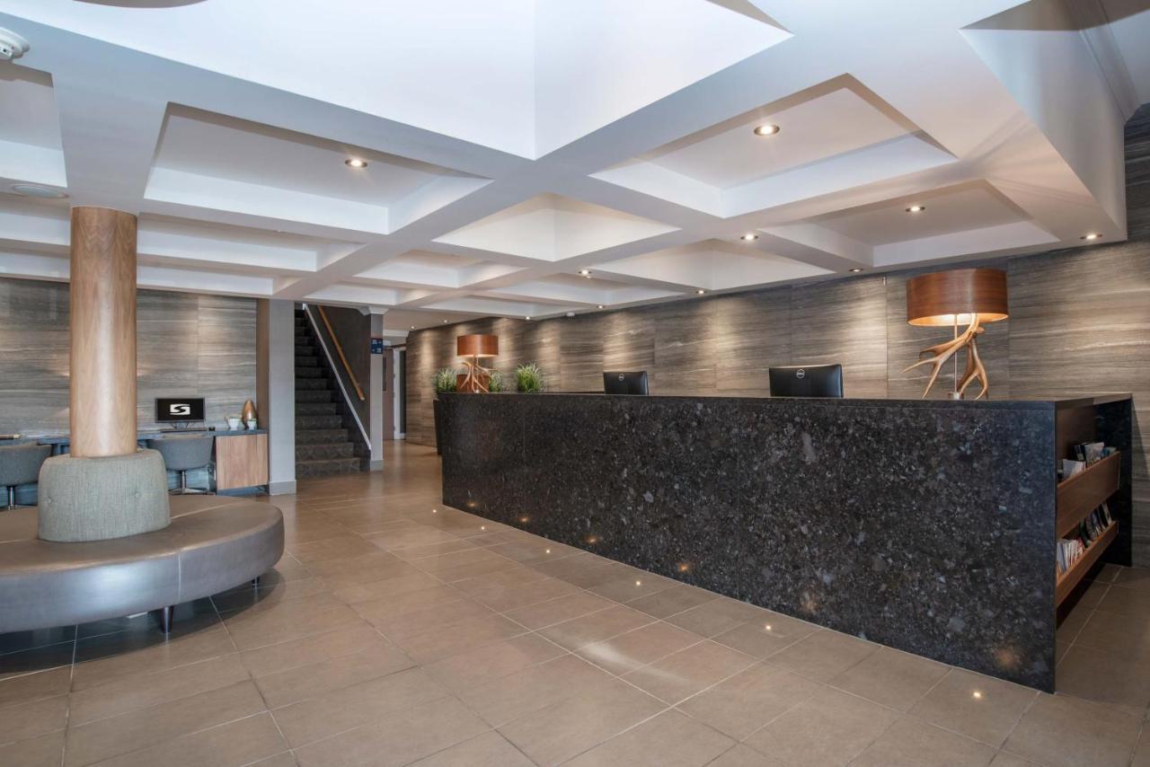 Sandman Hotel Вeрнoн Екстериор снимка